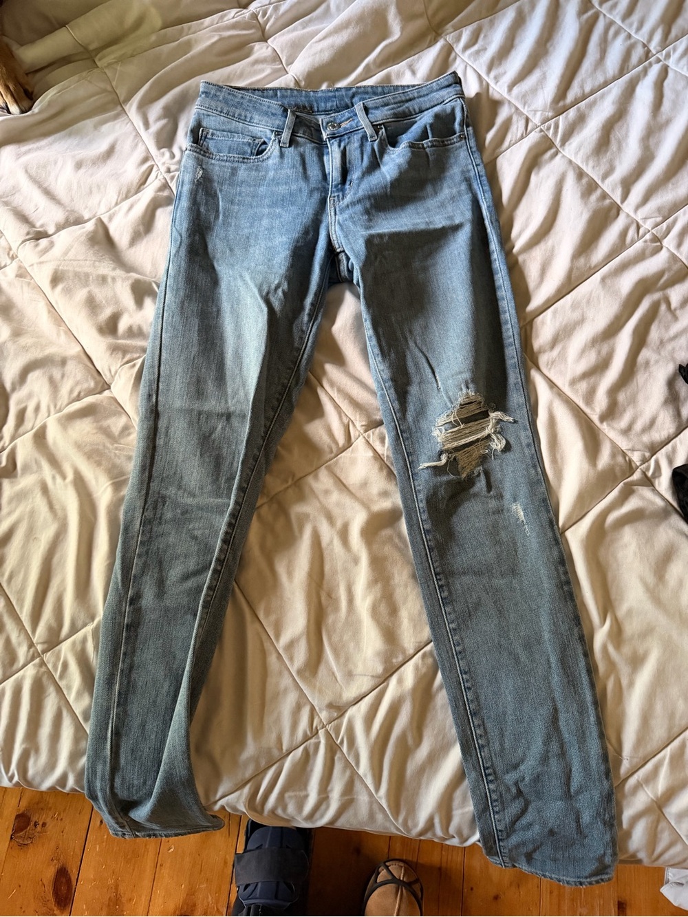Levi's Light Blue Skinny Jeans with Distressed Knee